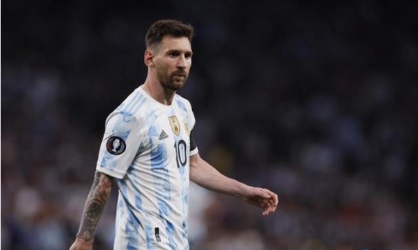 吴文胜爆料山姆一门店黄金大闸蟹疑仿制自己作品后，一工作室称系模型原创方：“盗版打击盗版的盗版”